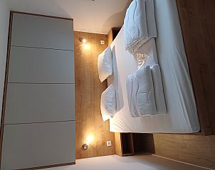Sfeervolle slaapkamer in Eco Lodge MOBLINA, La Roche-en-Ardenne, Belgi. Luxe vakantiehuis in de Ardennen met modern interieur en comfortabele bedden.