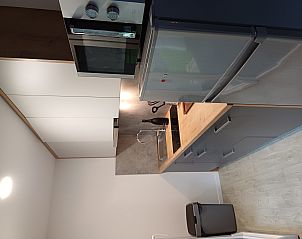 Moderne keuken in Eco Lodge MOBLINA, een vakantiehuis in La Roche-en-Ardenne, Ardennen, Belgi. Volledig uitgeruste binnenruimte voor comfortabel verblijf.