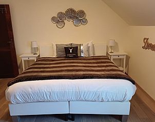 Gezellige slaapkamer in Vakantiehuis in Ereze, Ardennen, Belgi, met comfortabele bedden en stijlvolle decoratie.