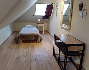 Gezellige slaapkamer in Vakantiehuis in Ereze, Ardennen, Belgi, met houten vloer en dakraam voor natuurlijk licht.