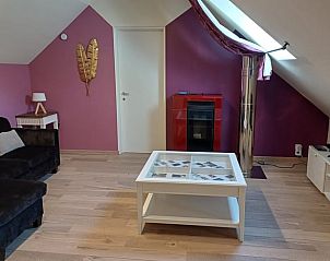 Gezellige woonkamer in Vakantiehuis in Ereze, gelegen in de Ardennen, Luxemburg, Belgi. Comfortabele zithoek met moderne inrichting.