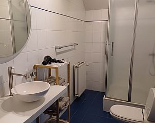 Moderne badkamer in Vakantiehuis in Ereze, Ardennen, Belgi, met stijlvolle wastafel en ruime douchecabine.