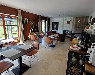 Gezellige binnenruimte van Vakantiehuis in Ereze, Ardennen, Belgi met moderne eetkamer en uitzicht op de groene omgeving.