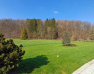 Gezellig terras bij Vakantiehuis in Ereze, Ardennen, met comfortabele zithoek en prachtig uitzicht op de natuur in Luxemburg, Belgi.