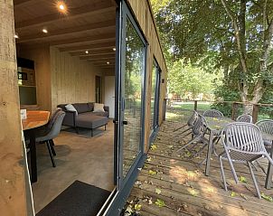 Geniet van de natuur op het terras van Ecolodge in Bouillon, Ardennen. Deze vakantieaccommodatie biedt comfort met 3 slaapkamers en is huisdiervriendelijk.