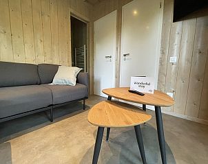 Gezellige woonkamer in Ecolodge met 3 slaapkamers in Bouillon, Ardennen, Belgi. Huisdieren welkom in dit knusse vakantiehuis.