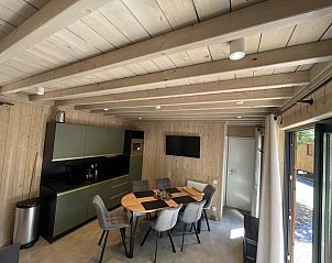 Gezellige binnenruimte van Ecolodge met moderne keuken en eethoek in Bouillon, Ardennen, ideaal vakantiehuis voor huisdieren.