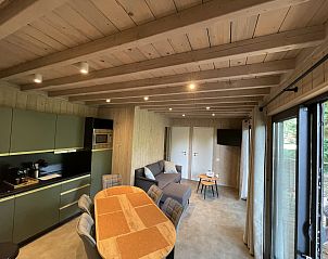 Gezellige binnenruimte van Ecolodge I 3 Slaapkamers, vakantiehuis in Bouillon, Ardennen, Belgi, met moderne keuken en ruime zithoek.