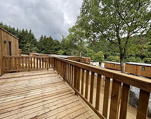 Geniet van het uitzicht vanaf het houten terras van Ecolodge I 3 Slaapkamers, een vakantiehuis in Bouillon, Ardennen, Belgi.