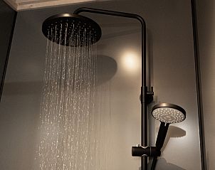 Moderne regendouche in Ecolodge I 3 Slaapkamers, vakantiehuis in Bouillon, Ardennen, Belgi, biedt luxe comfort in de badkamer.