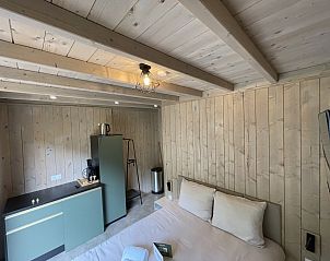 Gezellige slaapkamer in Cocoon de la Semois vakantiehuis, Bouillon, Ardennen, met houten interieur en moderne voorzieningen.