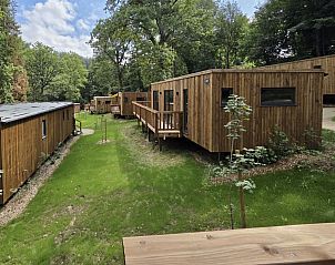 Ecolodge met 2 slaapkamers in Bouillon, Ardennen, Belgi, omgeven door weelderige natuur en voorzien van een uitnodigend houten terras.
