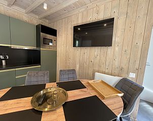 Gezellige binnenruimte van Ecolodge met moderne keuken en eetgedeelte in Bouillon, Ardennen, perfect voor een ontspannen verblijf.