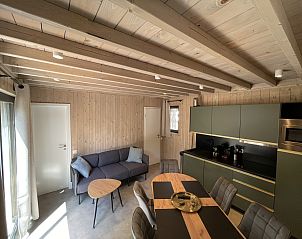 Gezellige binnenruimte van Ecolodge met moderne keuken en zithoek in Bouillon, Ardennen, ideaal vakantiehuis in Luxemburg, Belgi.