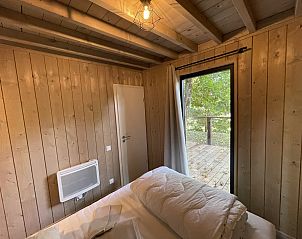 Gezellige slaapkamer in Ecolodge met uitzicht op terras, gelegen in de natuurlijke omgeving van Bouillon, Ardennen, Belgi.