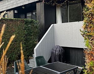 Veranda van Vakantiehuisje in Hotton, gelegen in de prachtige Ardennen, Luxemburg, Belgi. Geniet van het buitenleven op het terras.