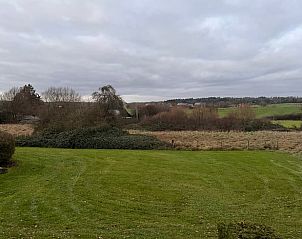 Uitzicht op de groene omgeving bij Vakantiehuisje in Hotton, gelegen in de Ardennen, Luxemburg, Belgi, met weidse natuur en rust.