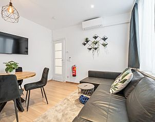 Stijlvolle woonkamer van Leopold - 0102, vakantiehuis in Blankenberge aan de Belgische kust, met moderne inrichting en comfortabele zithoek.