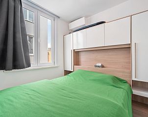 Gezellige slaapkamer in vakantiehuis Leopold - 0102, Blankenberge, Belgische kust. Comfortabele ruimte met natuurlijk licht en moderne inrichting.