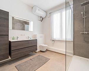 Moderne badkamer in vakantiehuis Leopold - 0102, Blankenberge, Belgische kust, met ruime douche en stijlvolle wastafel.