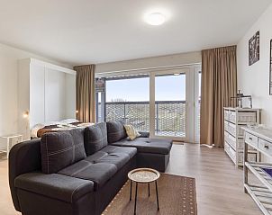 Moderne woonkamer van B City Complex - 0209 in Blankenberge, Belgische kust, vakantiehuis met uitzicht op het balkon en comfortabele inrichting.