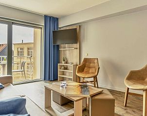 Lichte woonkamer in Studio met stadszicht | 4p, Blankenberge, Belgische kust, met comfortabele stoelen en uitzicht op de stad.