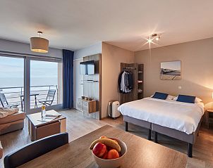 Gezellige woonkamer in Familiesuite met zeezicht, Blankenberge, Belgische kust, met prachtig uitzicht op zee.