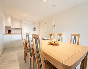 Gemtliche Essecke im Appartement Richard I mit Blick auf die Stadt, gelegen in Blankenberge an der belgischen Kste, ideal fr einen entspannten Aufenthalt.