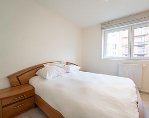 Das Schlafzimmer im Apartment Richard I mit Stadtblick in Blankenberge an der belgischen Kste bietet Komfort und Modernitt.