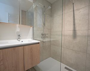 Modernes Badezimmer im Appartement Richard I mit Stadtblick, ein komfortabler Aufenthalt an der belgischen Kste in Blankenberge, Belgien.