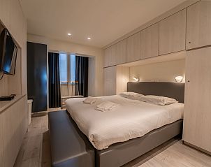 Attraktives Schlafzimmer im Apartment Bella II mit Blick auf den Hafen in Blankenberge an der belgischen Kste.