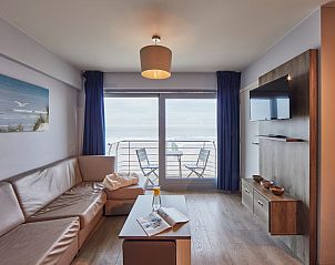 Lichte zithoek in Familiesuite met zeezicht, Blankenberge, Belgische kust, met balkon en zeezicht.