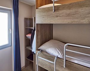 Stapelbed in kinderkamer van Familiesuite met zeezicht, Blankenberge, Belgische kust, geschikt voor drie kinderen.