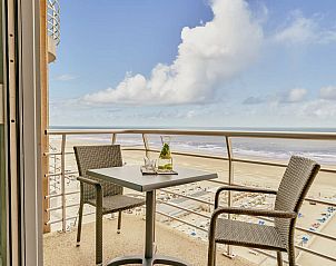 Verblijf 110214 • Vakantiewoning Belgische kust • Comfort Suite - 4p | Slaapkamer - Slaaphoek | Balkon - 