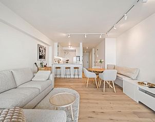 Luxurise Einrichtung des Ferienhauses Blankenduyn - A7 in Blankenberge, belgische Kste. Modernes Wohnzimmer mit offener Kche und Essbereich.