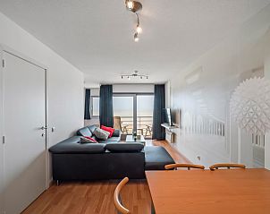 Gemtliches Wohnzimmer in Ocean Suites - 1108, Ferienhaus an der belgischen Kste in Blankenberge, mit komfortabler Einrichtung und Blick auf die Terrasse.
