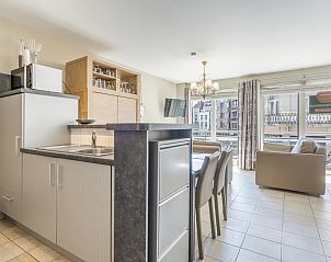 Moderne Kche und Essbereich im Ferienhaus Majestic City - 002, Blankenberge, belgische Kste, mit Blick auf Licht und Stadt.