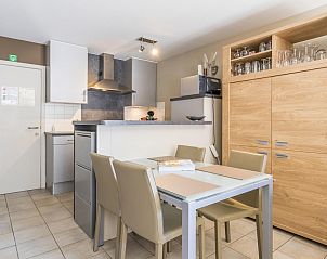 Moderne Kche und Essbereich im Ferienhaus Majestic Stad - 002, das an der belgischen Kste in Blankenberge liegt.