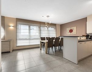 Helles und modernes Esszimmer des Ferienhauses Zeetrapper - 001 in Blankenberge, belgische Kste, mit stilvoller Einrichtung und grozgiger Raumaufteilung.