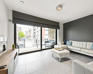 Stijlvolle woonkamer in vakantiehuis Zenith - 0105, Blankenberge, Belgische kust met modern interieur en uitzicht op de straat.