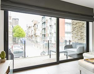 Licht interieur van vakantiehuis Zenith - 0105 in Blankenberge, Belgische kust, met uitzicht op de stad vanaf het ruime balkon.