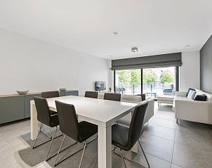 Moderne woonkamer in vakantiehuis Zenith - 0105, Blankenberge, Belgische kust, met ruime eethoek en uitzicht op terras.