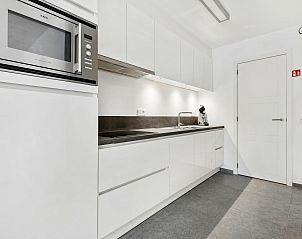 Moderne keuken in vakantiehuis Zenith - 0105 in Blankenberge aan de Belgische kust, compleet met stijlvolle apparatuur en strakke afwerking.