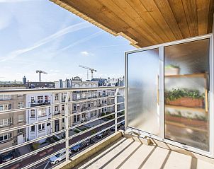 Gezellige woonkamer in vakantiehuis Dunepanne - 0502, Blankenberge, Belgische kust, met comfortabele zithoek en veel natuurlijk licht.