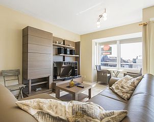 Gezellige woonkamer van Dunepanne - 0502, een vakantiehuis in Blankenberge aan de Belgische kust, met een uitnodigend uitzicht op de stad.