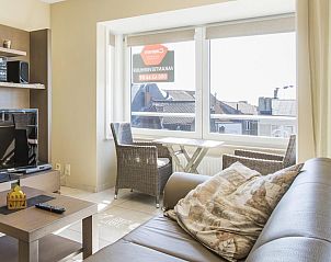 Gezellige woonkamer van vakantiehuis Dunepanne - 0502 in Blankenberge, Belgische kust, met ruime eethoek en comfortabel zitgedeelte.