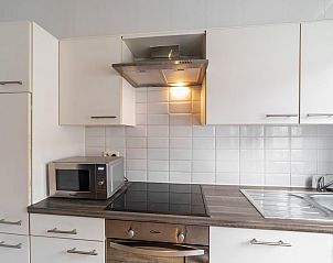 Modern kitchen of vacation home Ijzerstraat - 52 in Blankenberge, Belgian coast, with induction cooktop and microwave.