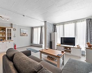 Gemtliches Wohnzimmer des Ferienhauses Costa Brava - GLV in Blankenberge, belgische Kste, mit bequemer Sitzecke und Tageslicht.