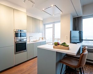 Moderne Kche im Apartment Seaview, Blankenberge an der belgischen Kste, mit Meerblick und stilvoller Einrichtung fr einen entspannten Urlaub.