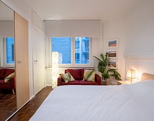 Gemtliches Schlafzimmer im Apartment Seaview, Blankenberge, belgische Kste, mit bequemer Sitzecke und stimmungsvoller Beleuchtung.